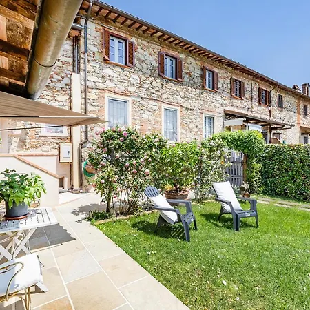Casa Ortomaggiore With Pool & Sauna Вилла Камайоре